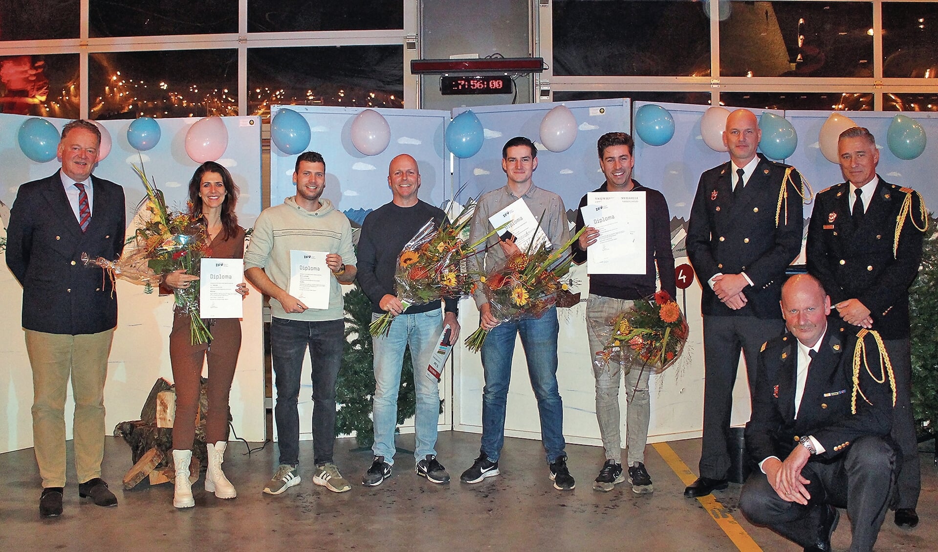 Op de foto v.l.n.r.: Burgemeester Cazemier, Corina 't Mannetje, Wouter van Rooijen, Christiaan Boom, Dave Burger, Sven Slingerland, Ploegchef Bas Verboom, Arjan van de Watering, Herbert Willemsen.