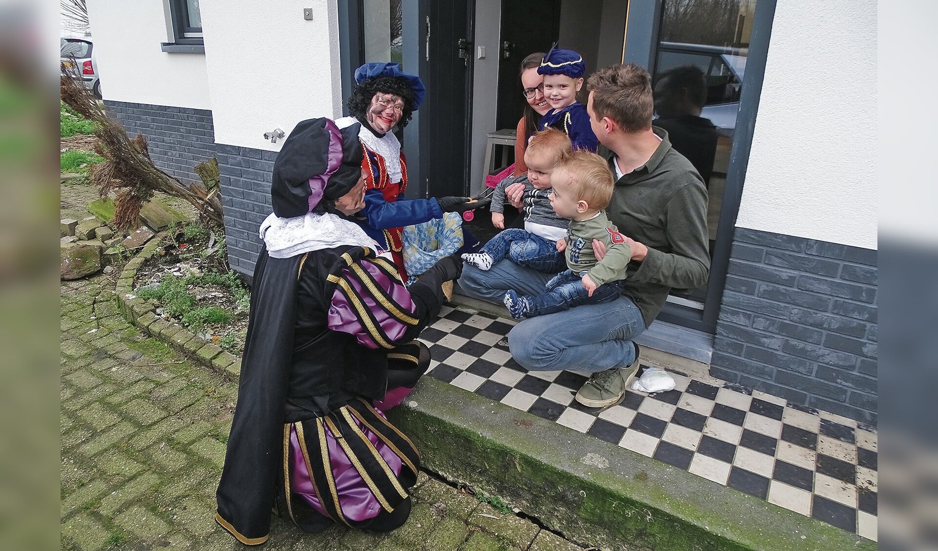 Familie Hoogendoorn aan de Papekopperstraatweg met hun drie kindjes kregen bezoek van de Pieten.