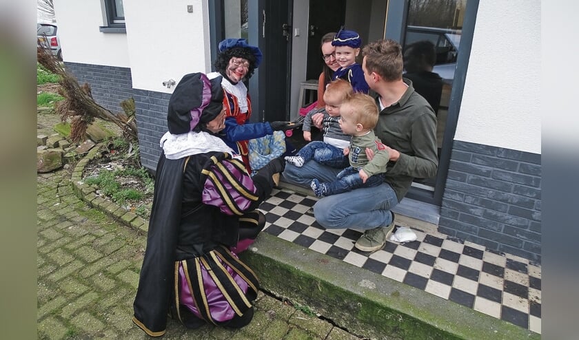 <p pstyle="BODY">Familie Hoogendoorn aan de Papekopperstraatweg met hun drie kindjes kregen bezoek van de Pieten.</p>
