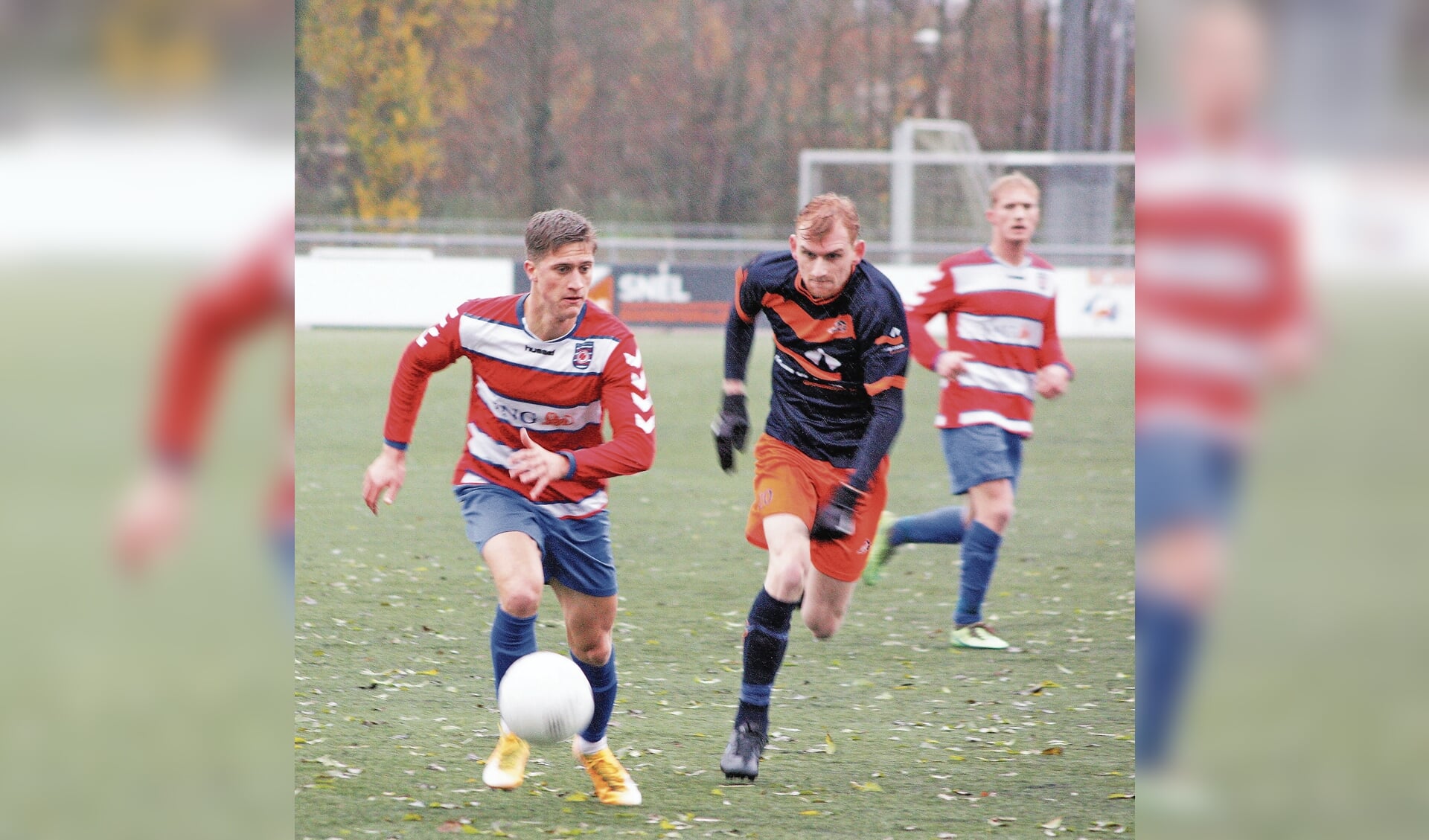 Sven Rietveld is Donny van Zandwijk (VVC fc) te snel af. Bart Griffioen ziet dat het goed gaat.