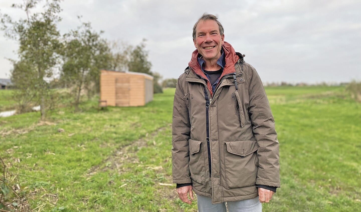 Paul van Schie voor de bijenstal in het Ecopark Linschoten, waar afgelopen zaterdag de bomen en struiken geplant zijn.