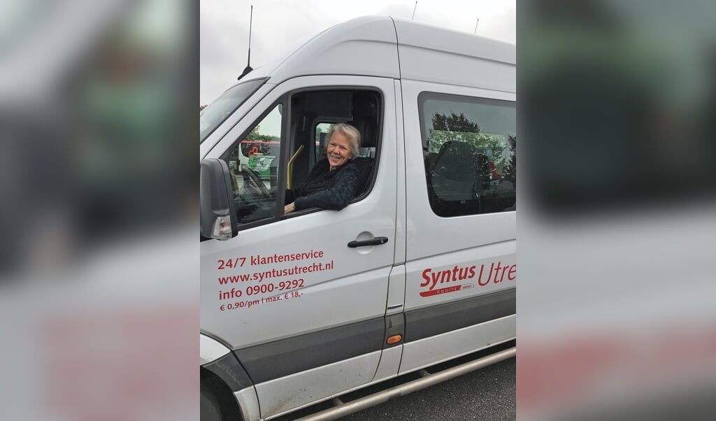 Vrouwelijke buschauffeur Marianne Hagoort rijdt graag op de Buurtbus.