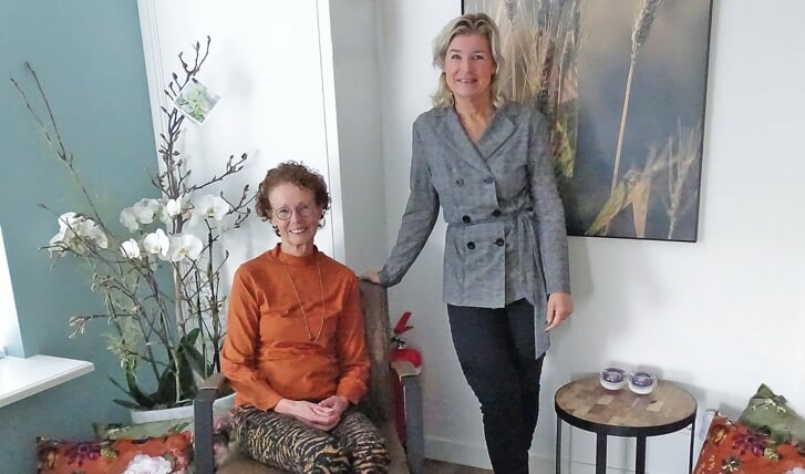 Sylvia Diekema (re) en Anny Bontje in het hospice.