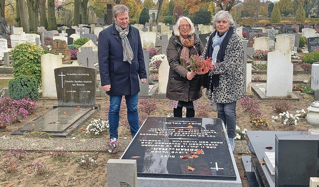 Bij het graf van Herman de Man, aan de Waardsedijk in Oudewater. V.l.n.r.: burgemeester Danny de Vries, Gerda Hoogendijk en Lyanne de Laat.