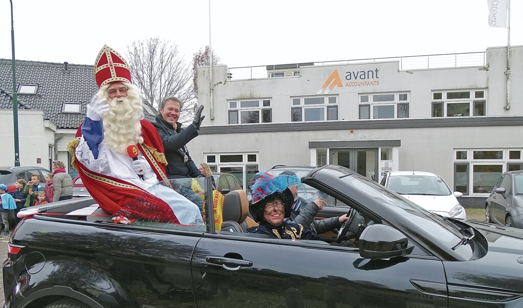 De cabriolet met Sinterklaas, de burgemeester en de hoofdpiet.
