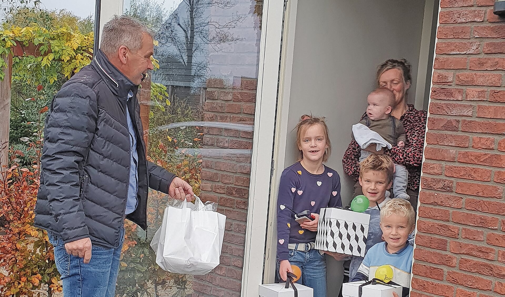 Kees Bogaard brengt bij een gezin in Polsbroek mantelzorg ontbijtjes ook voor de kinderen.