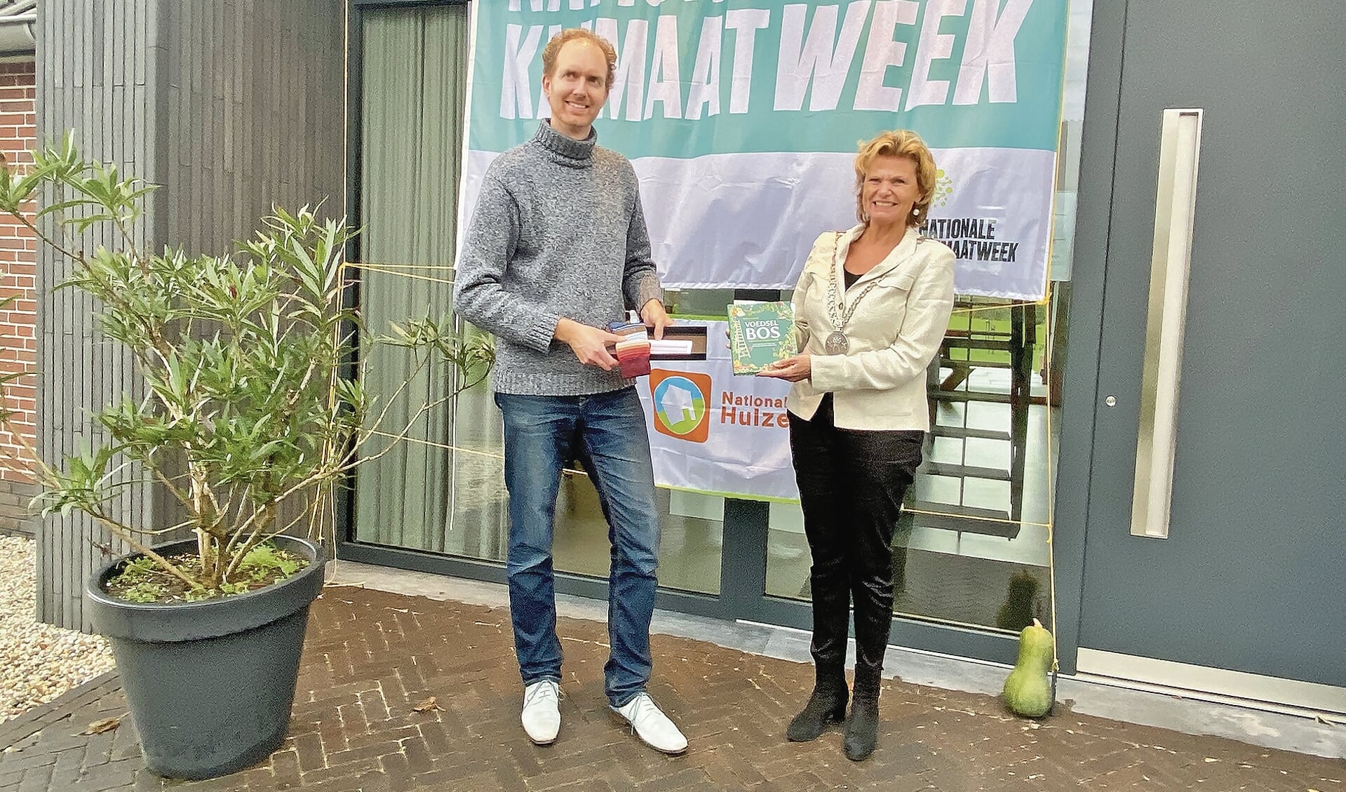 Klimaatburgemeester Matthijs Hombergen overhandigde burgemeester Petra van Hartskamp twee cadeaus.