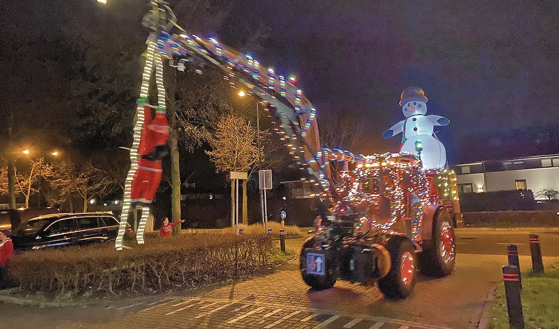 De mooist versierde tractor volgens de kinderen was toch wel deze met sneeuwpop en kerstman.