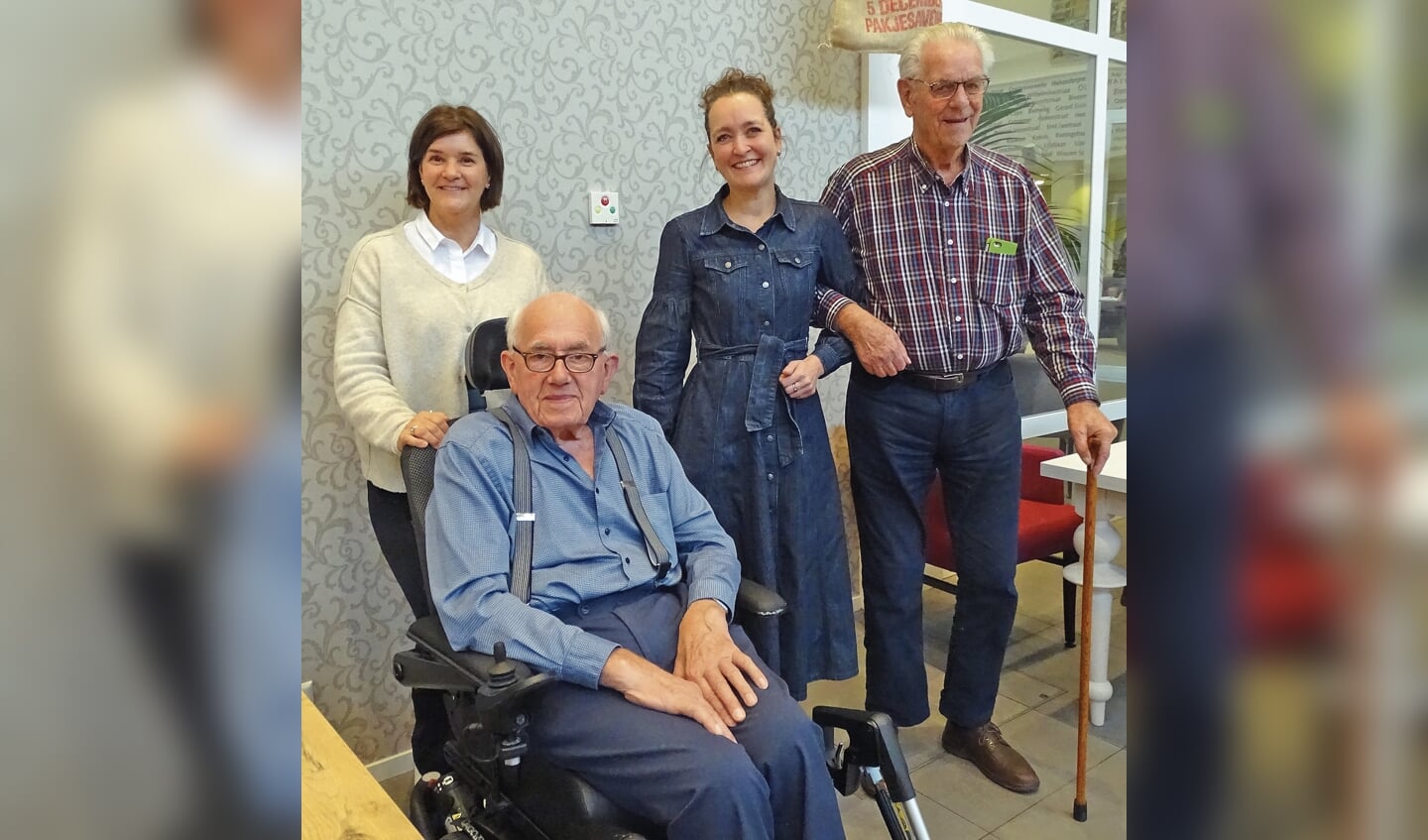 Coördinatoren Linda Mol (re) en Jacqueline van der Werf (li) samen met dhr. Oosterwijk en dhr. van Eyk, klaar voor een wandelingetje.