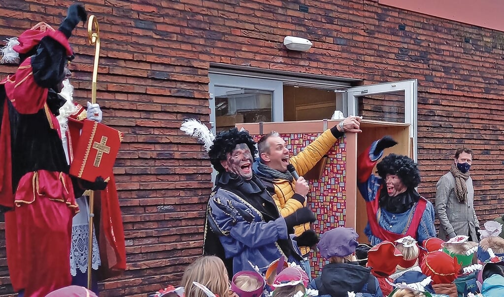 Op de Heeswijk was een mysterieus pak bezorgd, waar - zo ontdekten de kinderen - alle cadeautjes al in verstopt zaten.