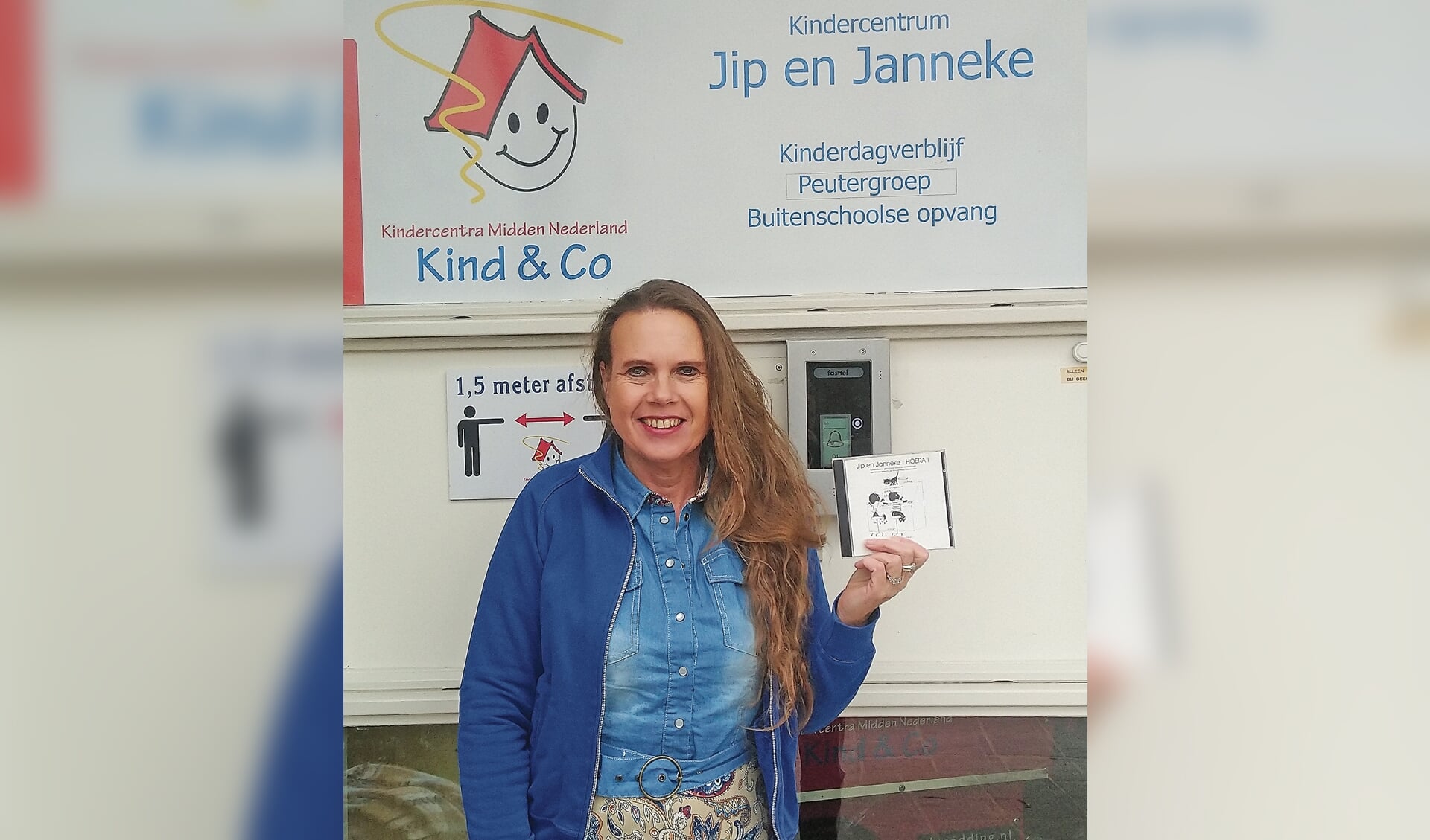 Marita van der Heijden laat de cd zien van 25 jaar jubileum.