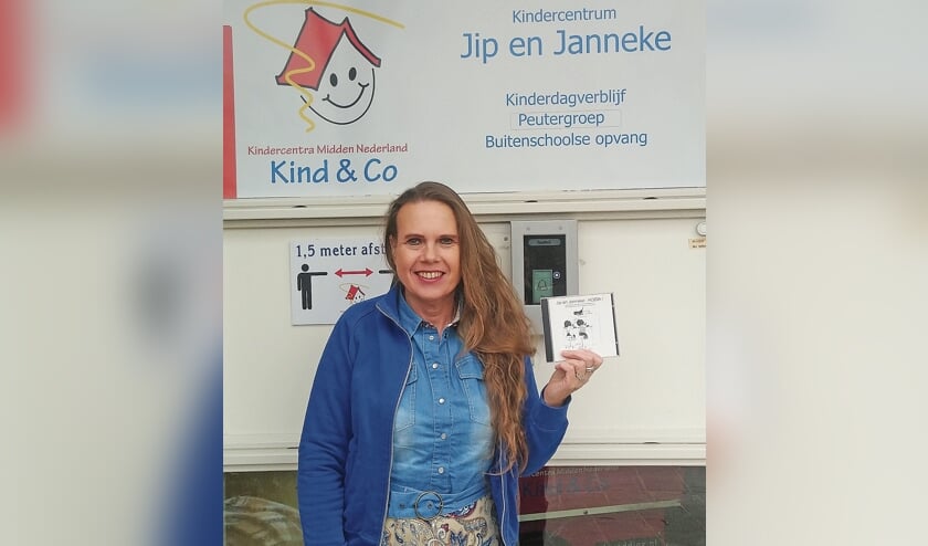 <p pstyle="BODY">Marita van der Heijden laat de cd zien van 25 jaar jubileum.</p>  