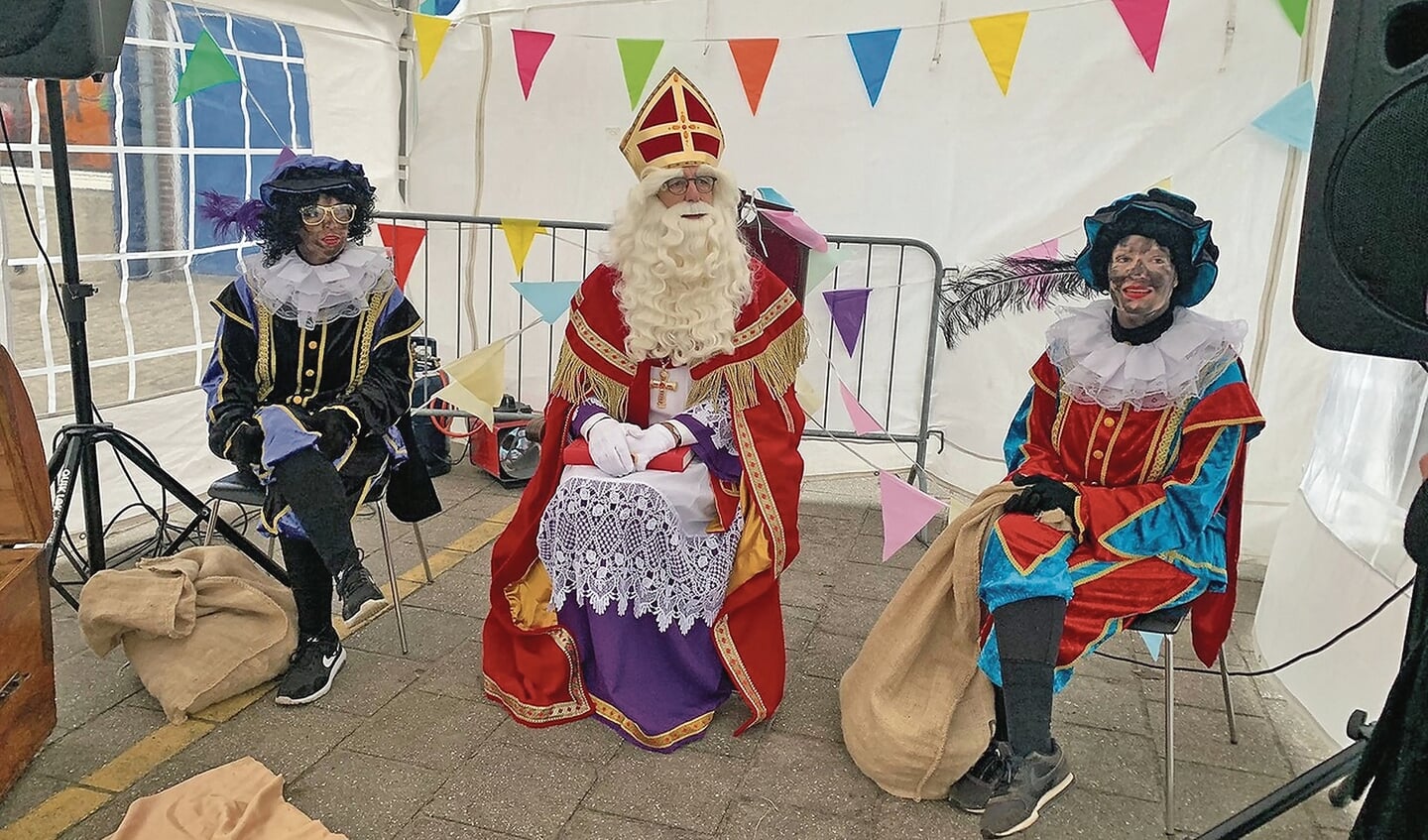 Bij de Howiblo kreeg Sinterklaas een royale ontvangst in een tent buiten op het schoolplein.