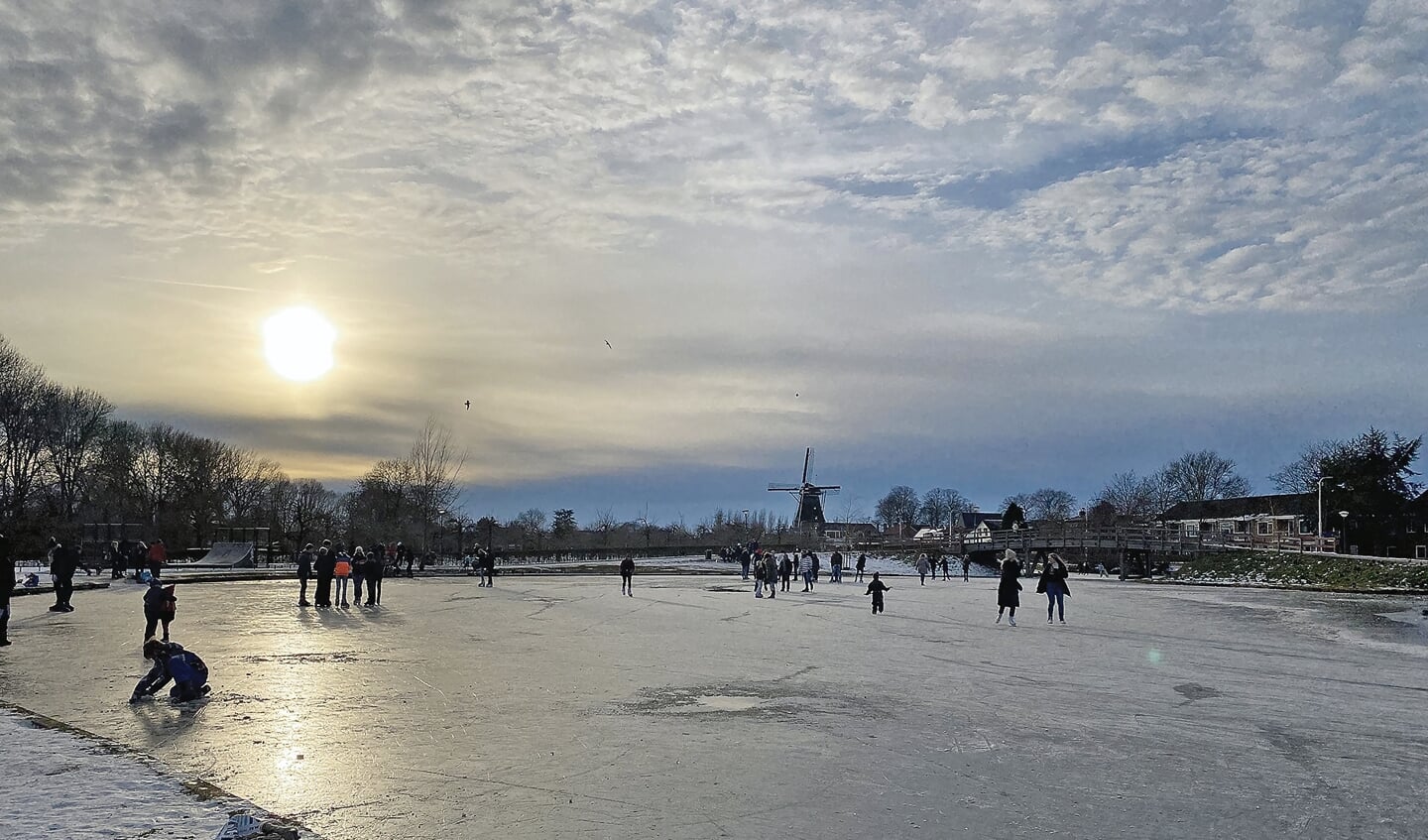 Ook al trad de dooi al in, er werd nog flink genoten van het schaatsen in het Stadspark in Montfoort.