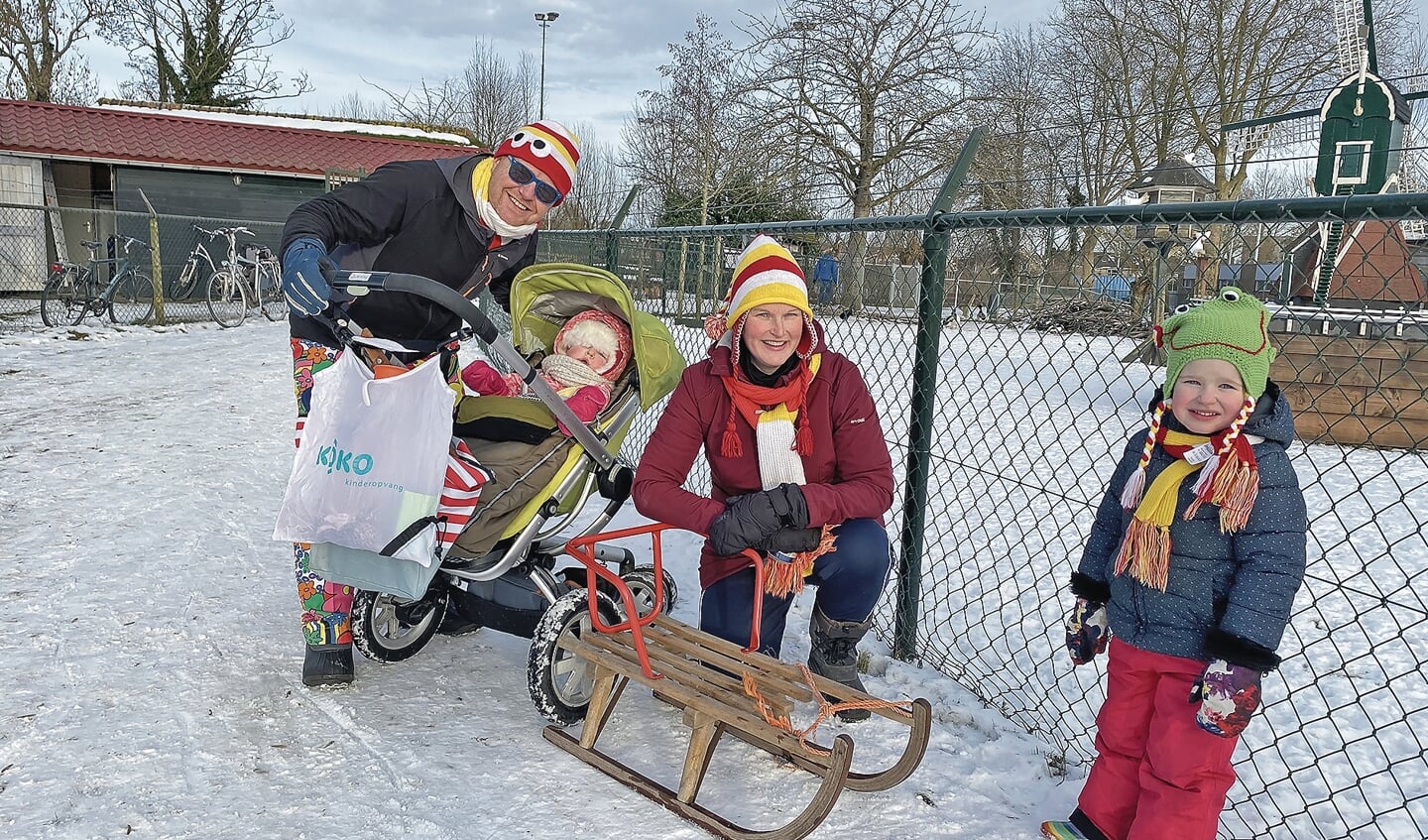 Familie Marree uit Montfoort maakten zondagmiddag een verlaat carnavalsommetje. Die ochtend hadden ze nog op de schaats gestaan.