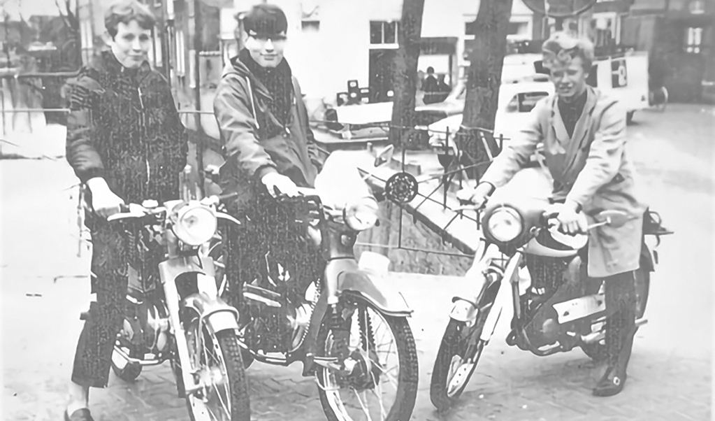 Drie bromnozems op de Markt met in het midden Henk Stofberg op zijn Kreidler uit 1966. Links een Kreidler uit 1967, rechts Ron van Ingen op een Eijsink. Zaterdags verzamelen op de Markt, gewoon rondkijken en rondjes rijden: echte hang- en bromnozems zoals dat toen heette.