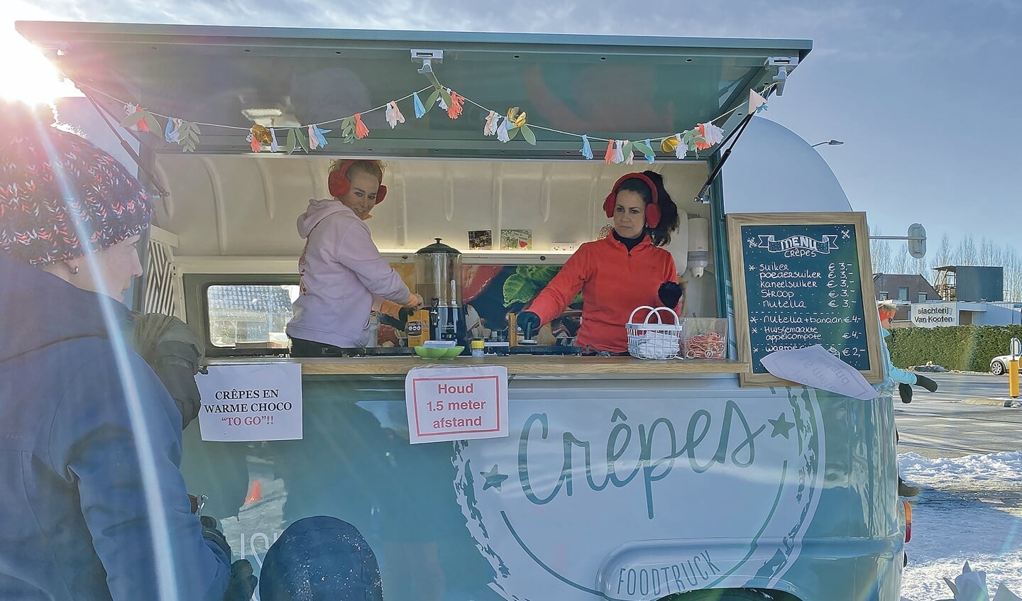 De dag voor Hedy en Suus van Suus en Truus crepes was erg succesvol zaterdag. Zij trokken veel hongerige schaatsers, die graag een pannenkoekje of chocomelk lustten.