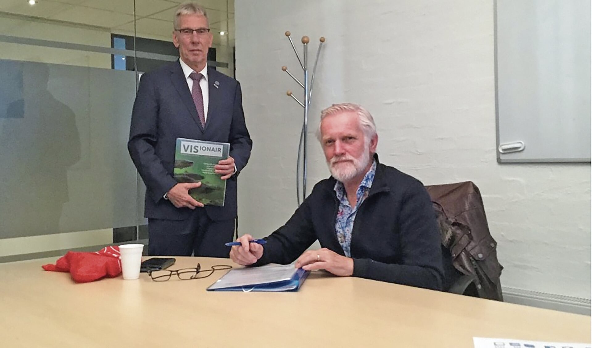 Ondertekening visrechten door wethouder H. van Wiggen en de voorzitter van HSV Montfoort de heer P. Schouten.