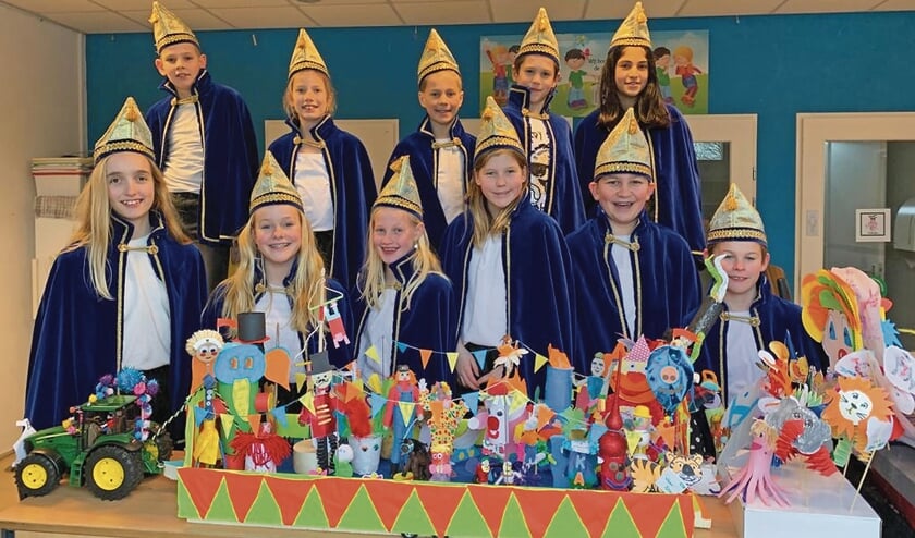 <p pstyle="BODY">De Raad van 11 met de eigen miniatuurs carnavalscreaties.</p>