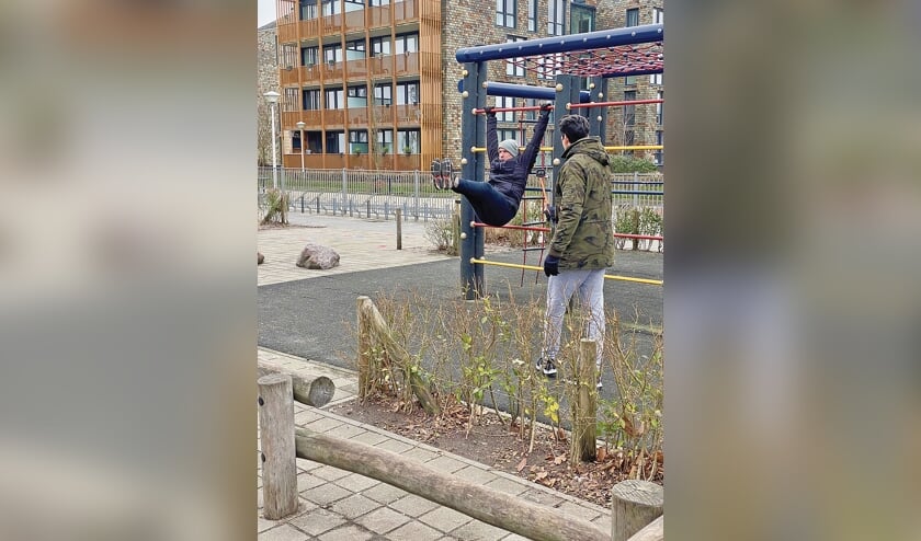<p pstyle="BODY">David Blankenburgh filmt de oefening die Richard Proost uitvoert voor de video.</p>