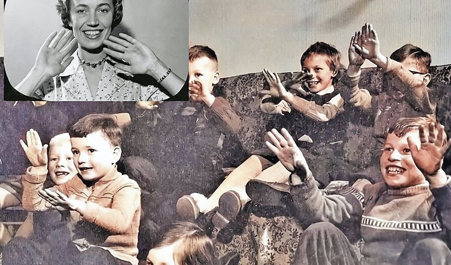 In de jaren 50 en 60 werden de televisieprogramma's nog aan- en afgekondigd door omroepsters. Hannie Lips, liefkozend ook wel 'tante Hannie' genoemd, was de eerste die vanaf 1954 voor de K.R.O. kinderprogramma's aankondigde. Bij het afscheid zwaaide zij met beide handen naar de kinderen en alle kinderen in de huiskamer zwaaiden enthousiast terug.
