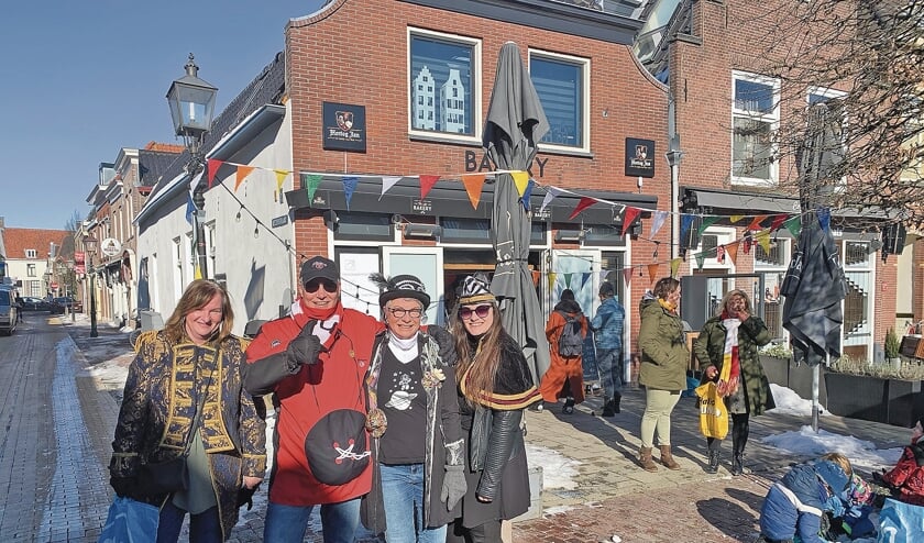 <p pstyle="BODY">Deze vrolijk uitgedoste groep liep zaterdag de route van de optocht als carnavalsommetje.</p>