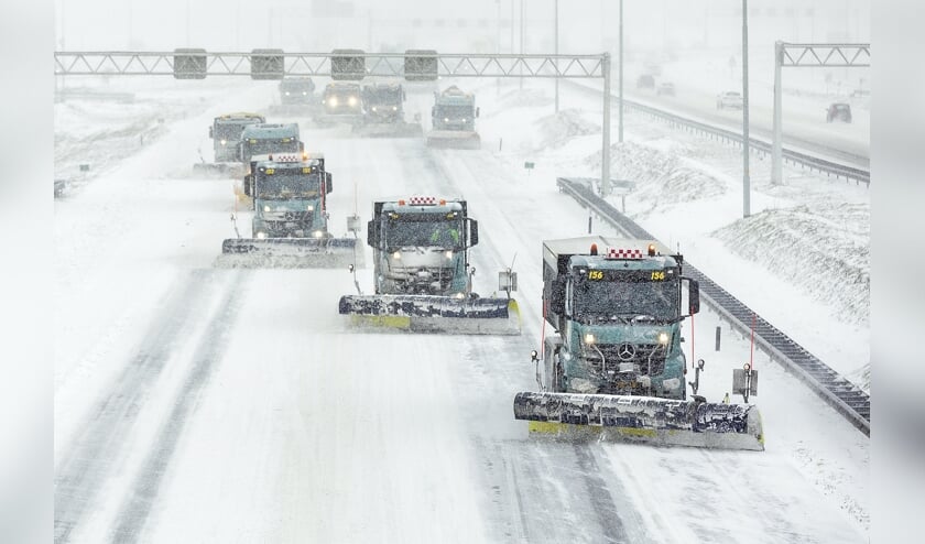 Cojan van Toor Professional Photography Oudewater; G. de Bruyn Oudewater; Transpport; gladheidbestrijding; rijkswaterstaat; sneeuw; geelopdeweg, sneeuwploeg, strooiwagen, coderood, winter, RWSstrooit, sneeuwschuiven; snelweg; strooien