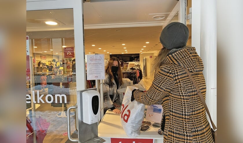<p pstyle="BODY">De eerste click & collect afhaal was een feit woensdagochtend, toen de eerste klant haar spulletjes ophaalde.</p>