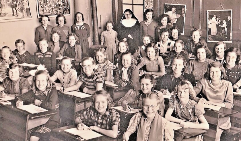 <p pstyle="BODY">Klas 6 van de Mariaschool in 1950. Martha herkende de volgende oud-klasgenootjes: Links Tini Sangers, Laura Boere, Riet Harreveld, Anny Strik, Trees van Harmelen en Corry van Schaik.</p><p pstyle="BODY">Tweede rij: Wil Sinke, Wil Duits, Sjaan Vermeij, Bets de Lange, Agnes van Zuilen, Corry van Rooien, Wil van Vliet, Wil Merks en Riet Hoeboer.</p><p pstyle="BODY">Derde rij: Bets Schoonderwoerd, Annie Vermeulen, Agnes de Groot, Corry van Baaren, Martha Anbergen, Laura Vendrig en Corry van Harmelen.</p>