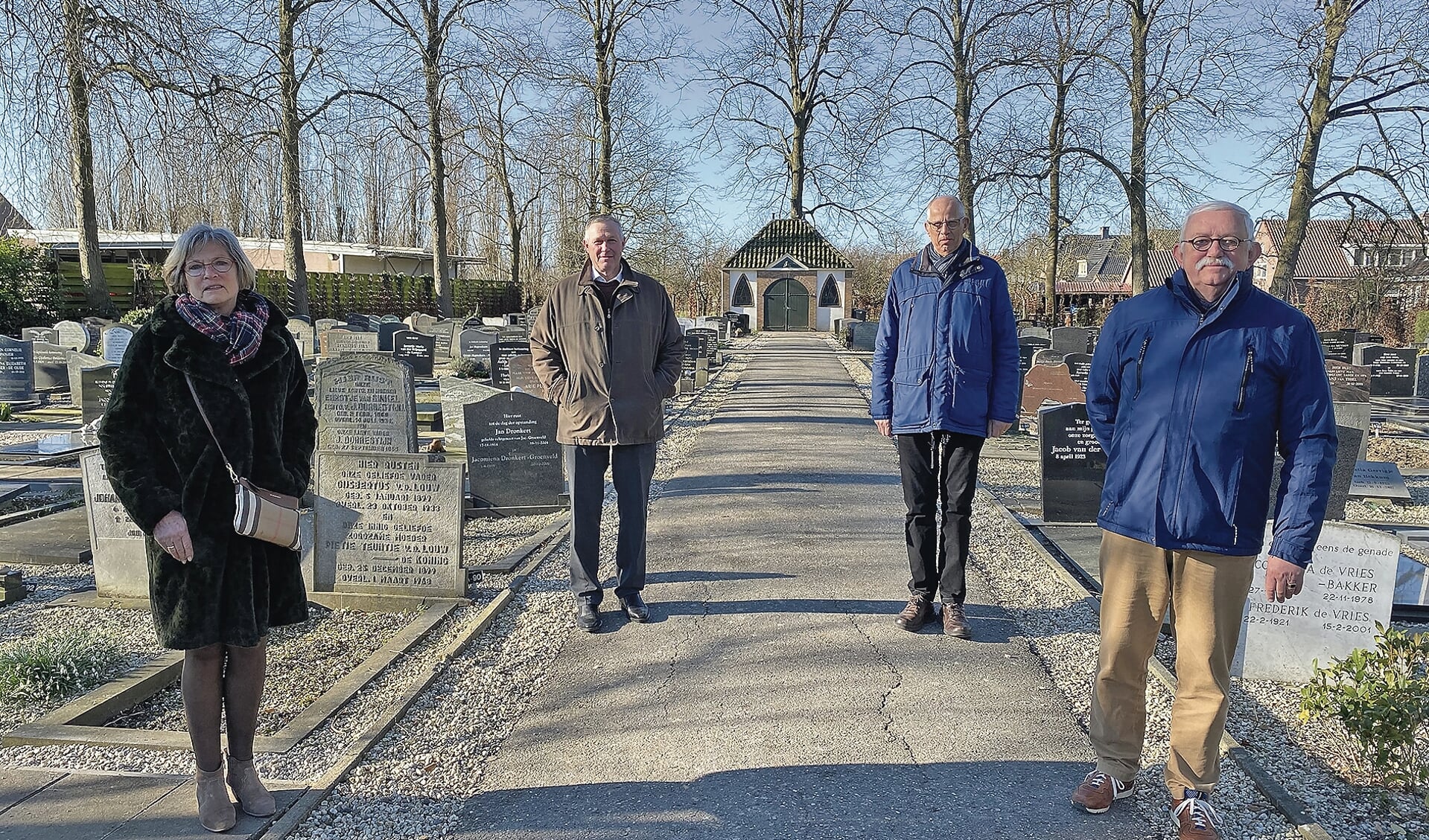 Van links naar rechts op de begraafplaats aan de Julianalaan - Ada Hek, Cornelis van Vulpen, Bart Vlooswijk en Co Geelkerken.