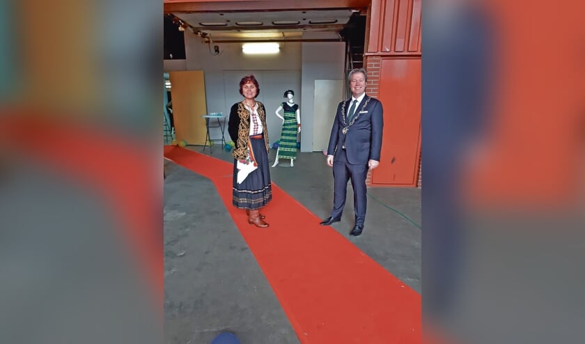 <p pstyle="BODY">De toegang tot Linquenda met vrijwilliger Lia (van oorsprong Roemeense) en burgemeester De Vries.</p>