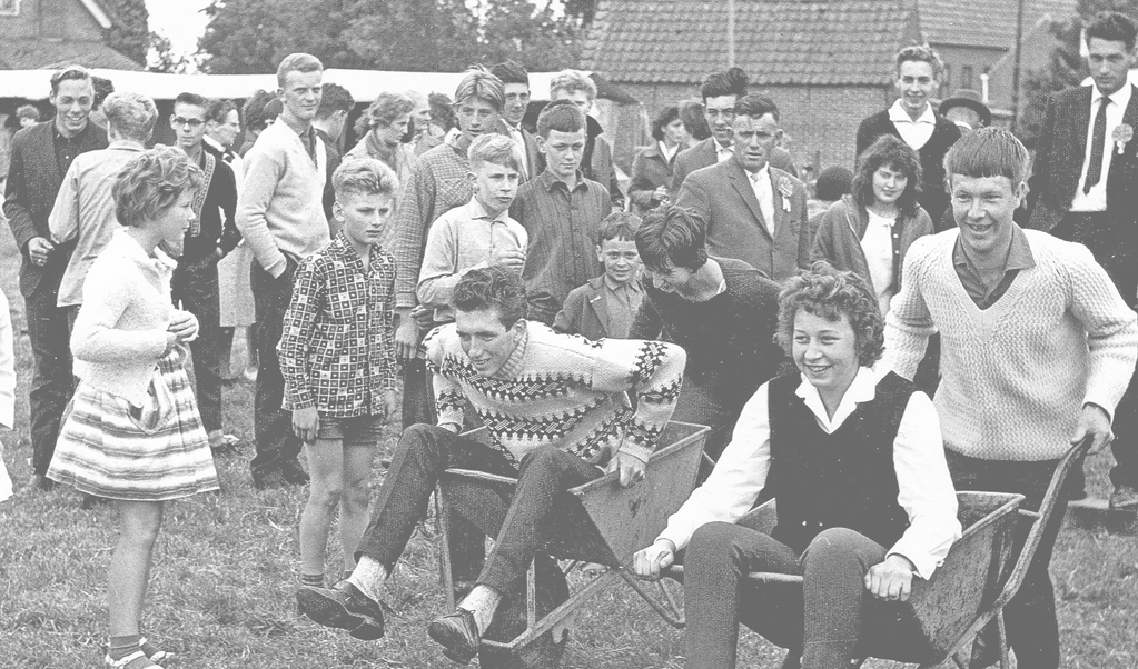 1964 - Volkspelen onder leiding van de Oranjevereniging op 'Breedijk's land'.
