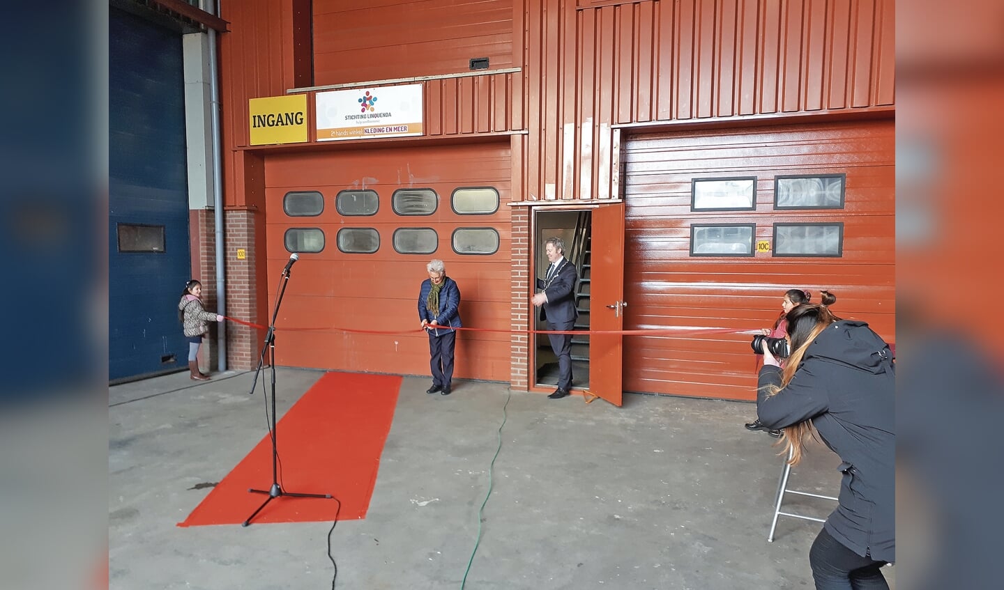 De officiële opening van Linquenda door Corrie van Ooijen en burgemeester De Vries.