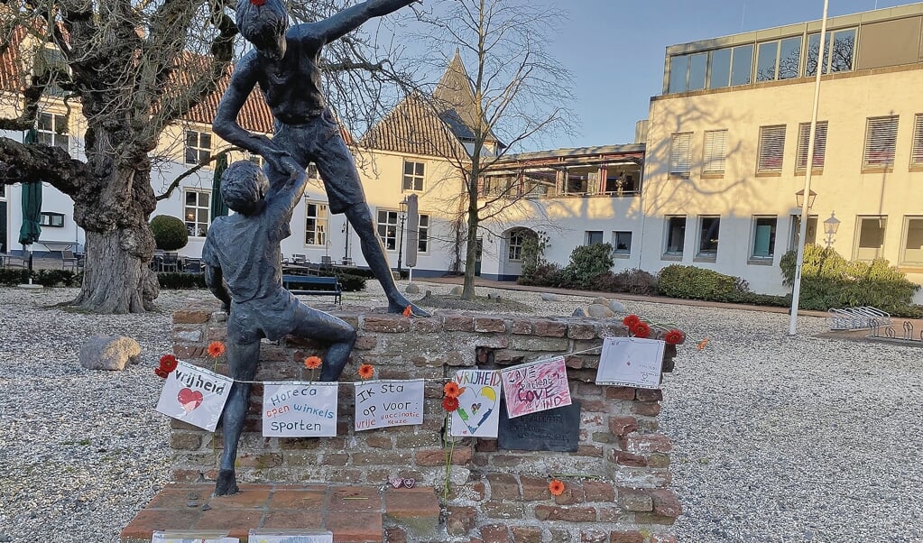 Bij het monument in Montfoort werden bloemen neergelegd en tekeningen opgehangen.