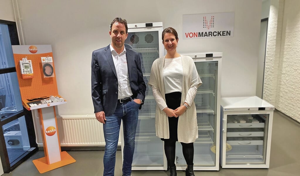 Jan Willem Merkens met zijn vrouw Jeannette voor hun koelkasten met links de logapparatuur van Testo.