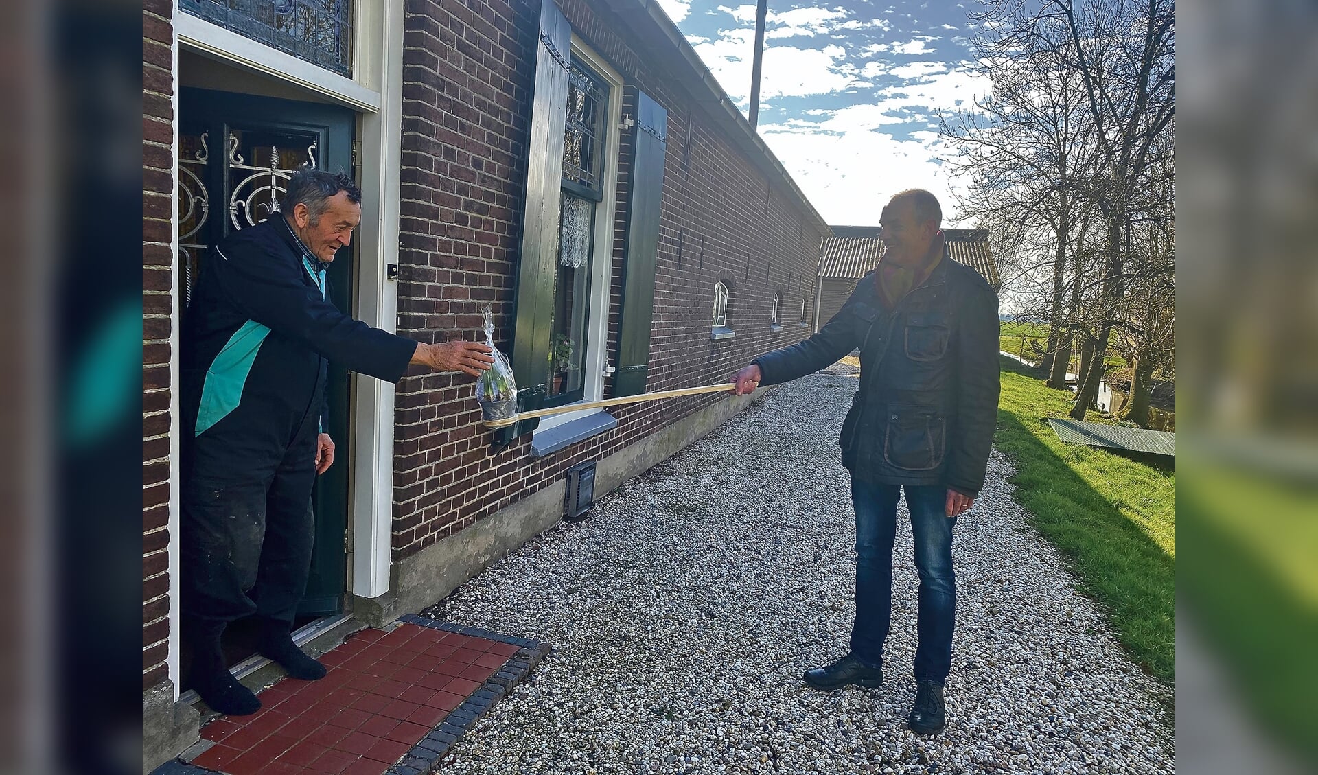 Meneer Versloot vond het bijzonder attent een bloemetje te krijgen van de gemeente Montfoort.