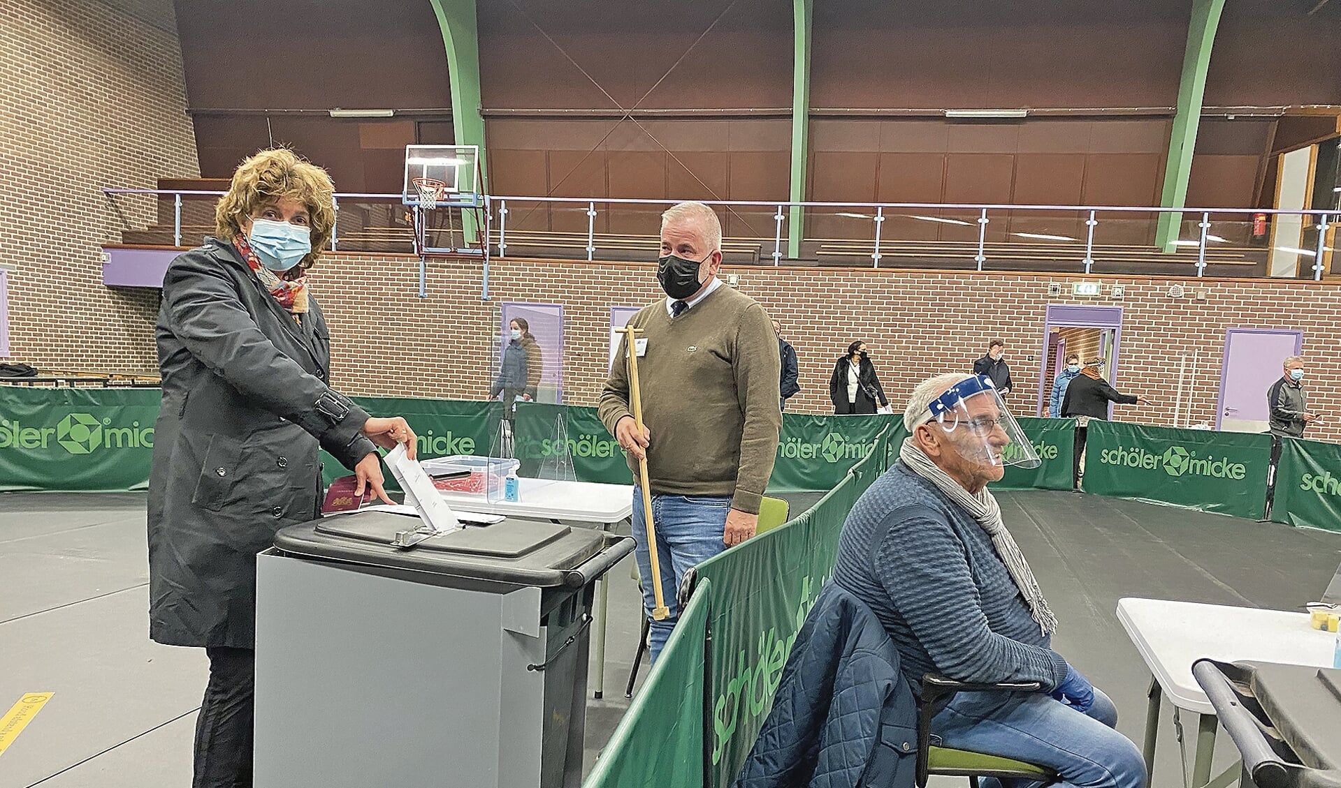 Ben Brand staat klaar met de stamper terwijl Monica van Schaik haar stem uitbrengt. ‘Badmeester’ Henny houdt de boel strak in de gaten.