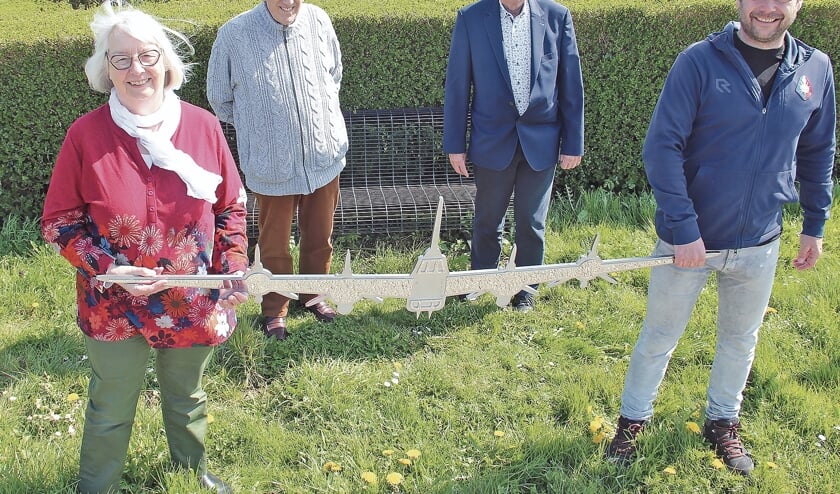 <p pstyle="BODY">V.l.n.r. (leden van het comité); Joke de Wissel, Hans Elzas, Kees Bazuine en Adje Spruit.<br>Het vliegtuig op de foto is een silhouet van de neergestorte Stirling Bommenwerpers. Het uit RVS-staal gesneden en gepolijste silhouet is twee keer zo groot als het beoogde monument. Dat wordt ongeveer 1,50 meter hoog.<br>Het RVS-vliegtuig op de foto zal worden geveild en de opbrengst gaat naar de realisatie van de gedenktekens.</p>