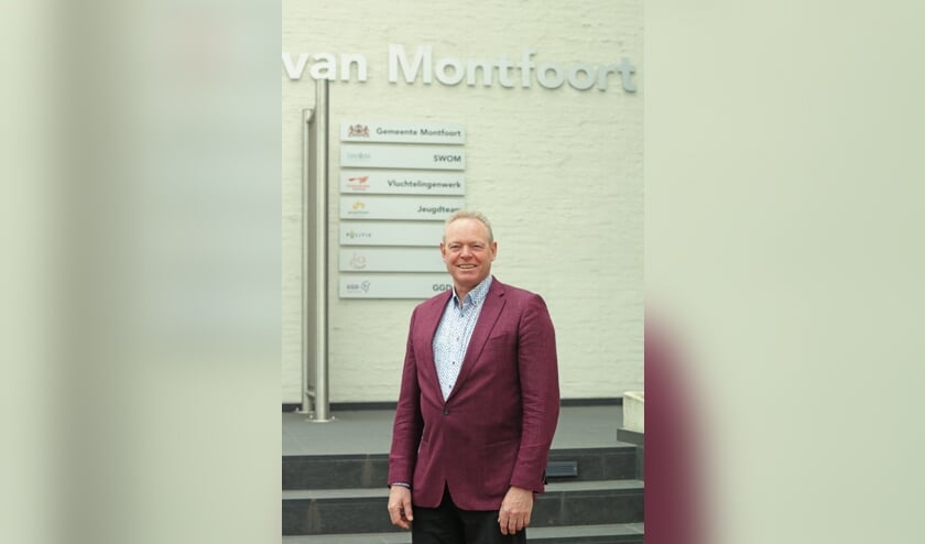 <p pstyle="BODY">Wethouder Ten Hagen (ruimtelijke ordening): "U ziet dat voor de toekomst van gemeente Montfoort veel nodig is. Vanaf een visie op wonen wordt een lang pad afgelegd. Er is onderzoek geweest naar mogelijke uitbreidingslocaties met een goede onderbouwing en als provincie en regio hierin meegaan bent u samen met ons aan zet. Het is een lange weg, maar stap voor stap komen nieuwe woningen dichterbij."</p>