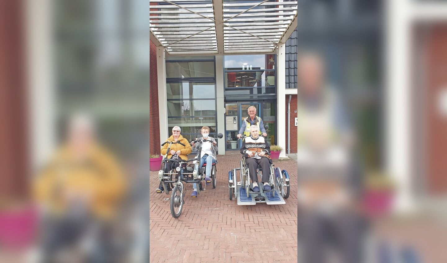 Els Herman met mevrouw Kruimel op de duofiets, en mevrouw Ultee-Van Lunteren met Piet Hilgeman op de rolstoelfiets.