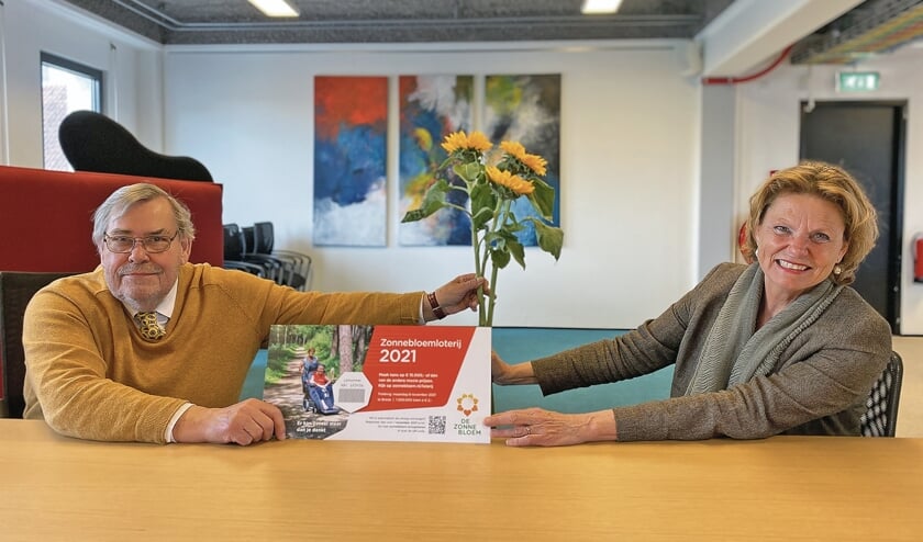 <p pstyle="BODY">Voorzitter Andries Siderius overhandigt een eerste zonnebloemlot aan burgemeester Petra van Hartskamp.</p>