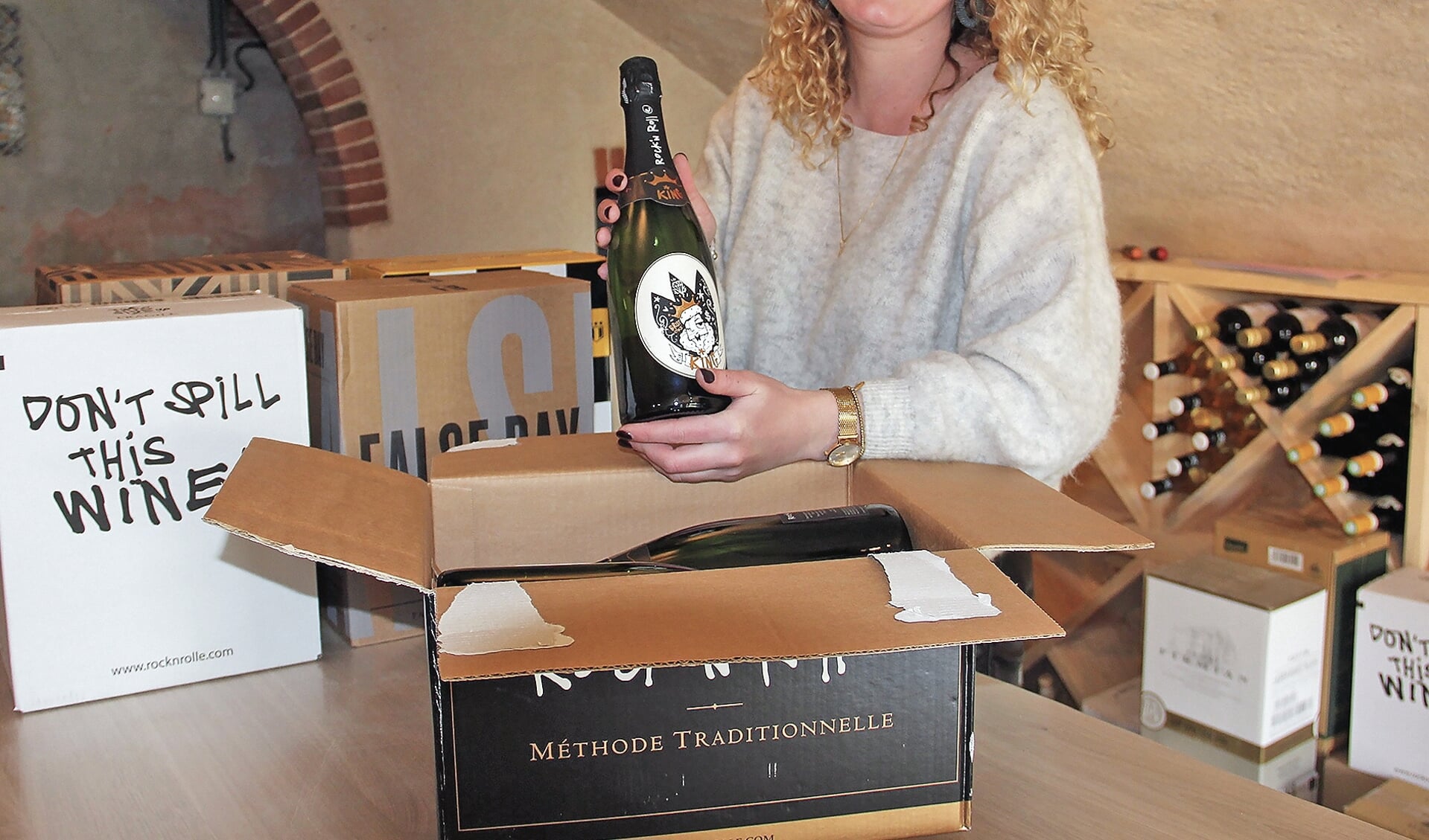 Roos van de Woude sart met haar wijnwinkel 'Het Wapen van Linschoten'.