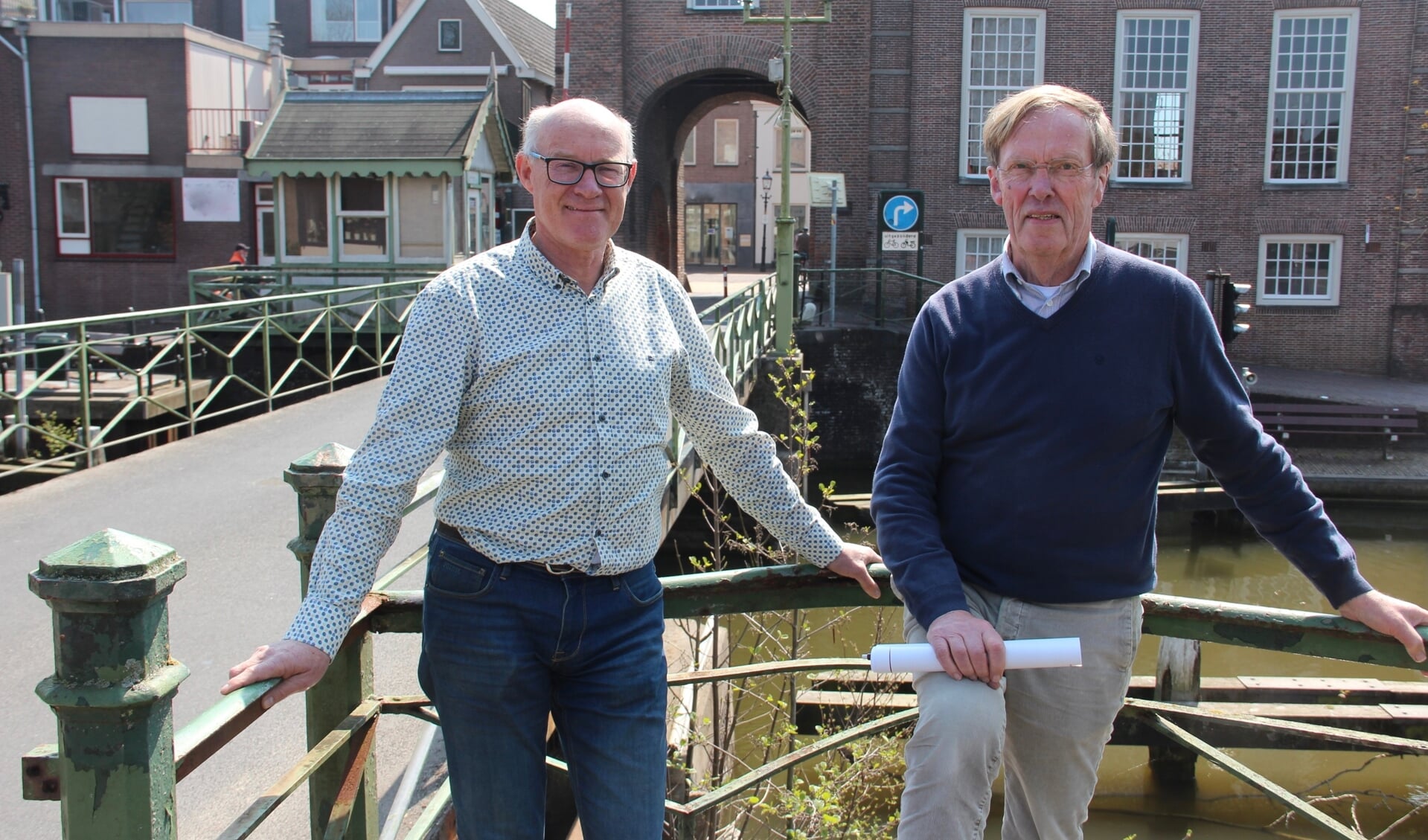 Peter Versloot (L) en Gerard Rozendal (R) met op de achtergrond het bedreigde brugwachtershuisje.