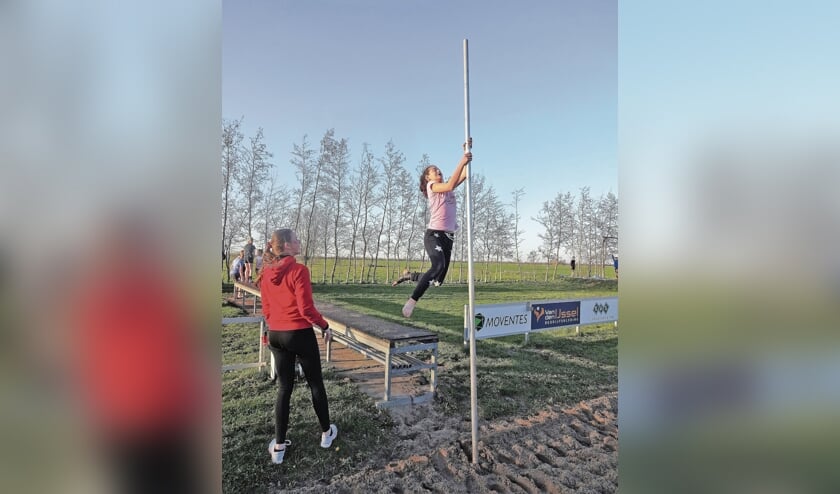 <p pstyle="BODY">Onder toeziend oog van trainer Brenda Baars, springt pupil Danique een mooie sprong in het zand.</p>