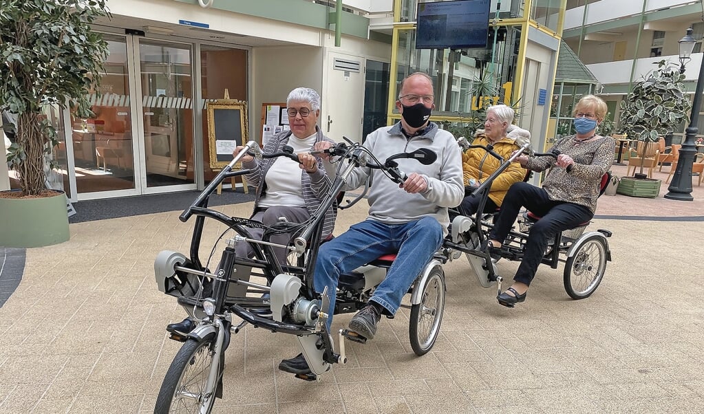 Gerard Hartsink rijdt vast een rondje met de dubbele duofiets.