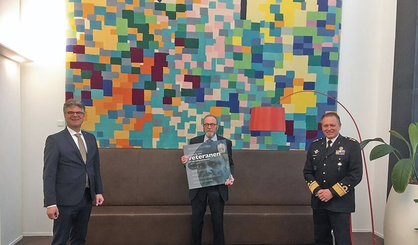 <p pstyle="BODY">V.l.n.r.: Hans Oosters, voorzitter Veteranenstichting Lopikerwaard Bert Jansen, generaal Frank van Sprang.</p><p pstyle="BODY">Bert Jansen heeft voor de foto speciaal een extra groot exemplaar van het boek laten drukken. De echte boeken zijn half zo groot.</p>