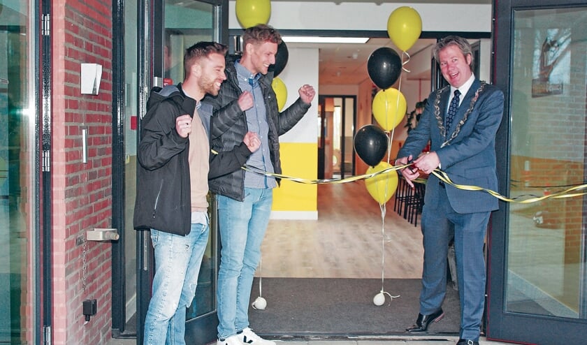 Danny Muijs en Mark van Bentum samen met Burgemeester Danny de Vries
