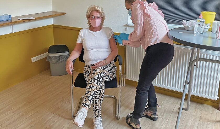 <p>Dokter Roozemond vaccineert.</p>