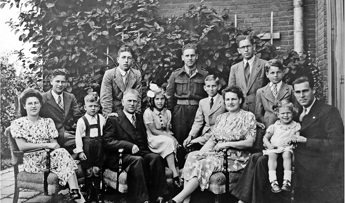 ± 1947 - Het volledige gezin Lieshout achter hun huis aan de Doeldijk.