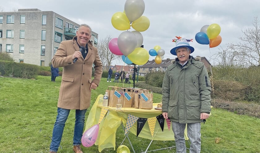<p pstyle="BODY">Jarige job Theo Pijper met zanger Marcel van Sas die op zijn verjaardag kwam optreden.</p>